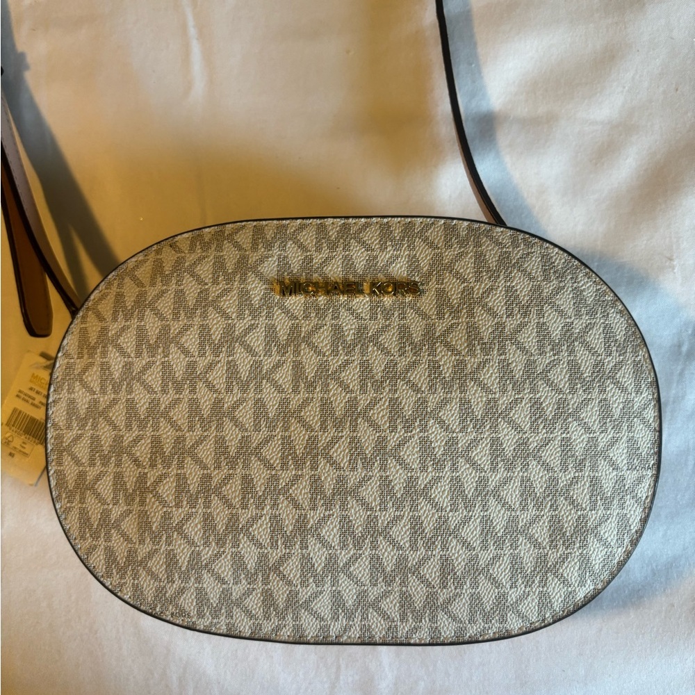 Jet Set Travel Medium Logo Leather Crossbody Bag